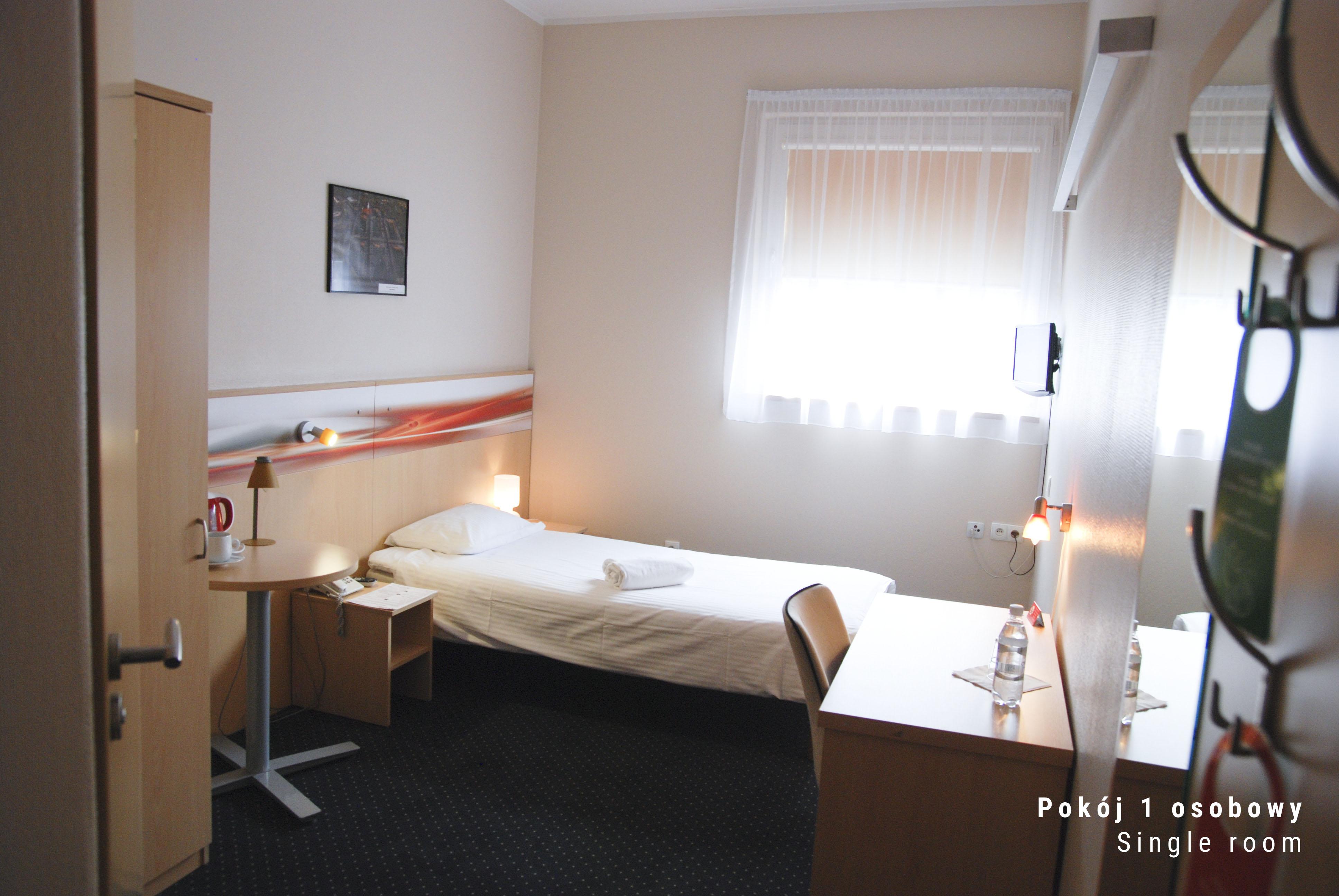 Economy Silesian Hotel Катовице Екстериор снимка