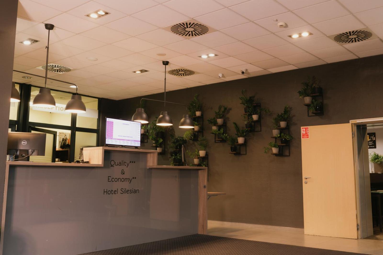 Economy Silesian Hotel Катовице Екстериор снимка