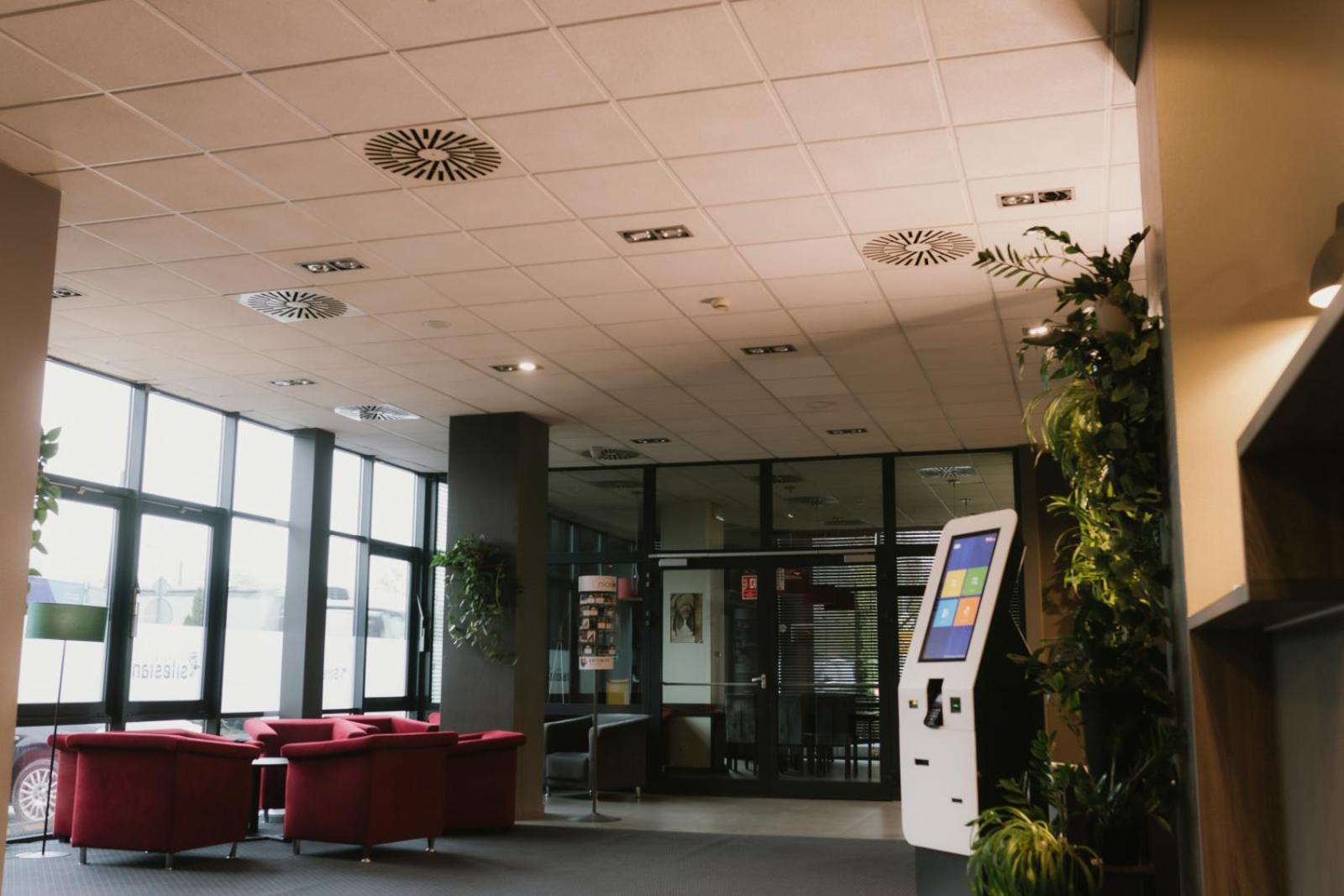Economy Silesian Hotel Катовице Екстериор снимка