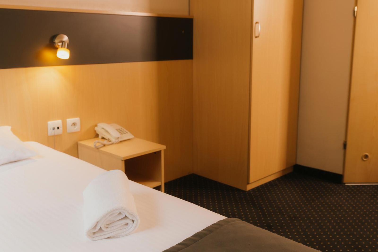 Economy Silesian Hotel Катовице Екстериор снимка