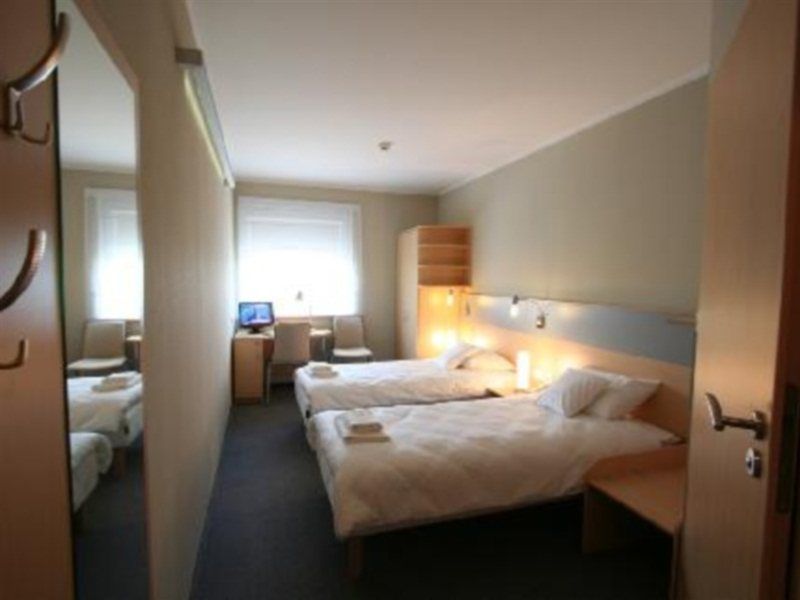 Economy Silesian Hotel Катовице Екстериор снимка