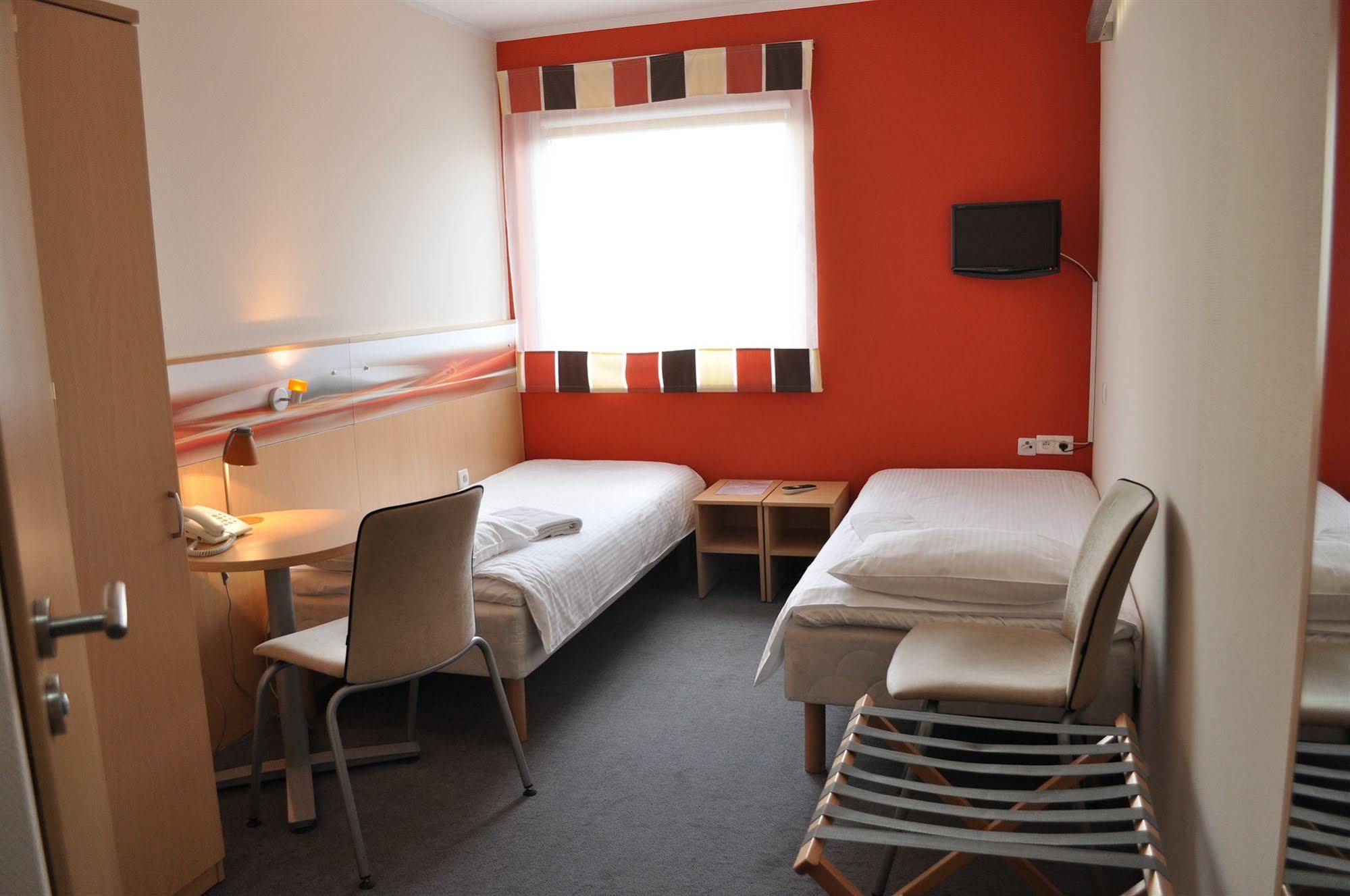 Economy Silesian Hotel Катовице Екстериор снимка