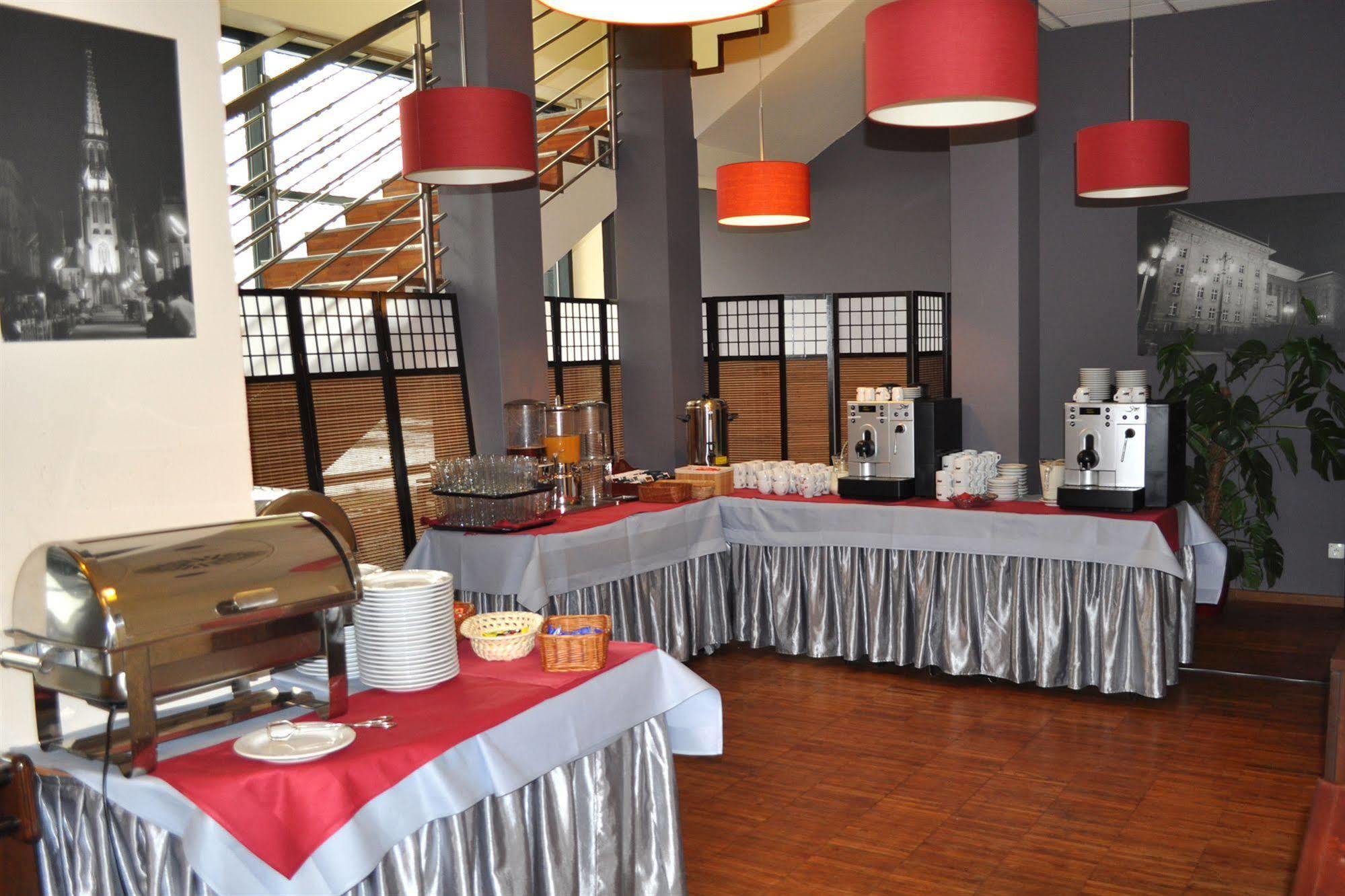 Economy Silesian Hotel Катовице Екстериор снимка