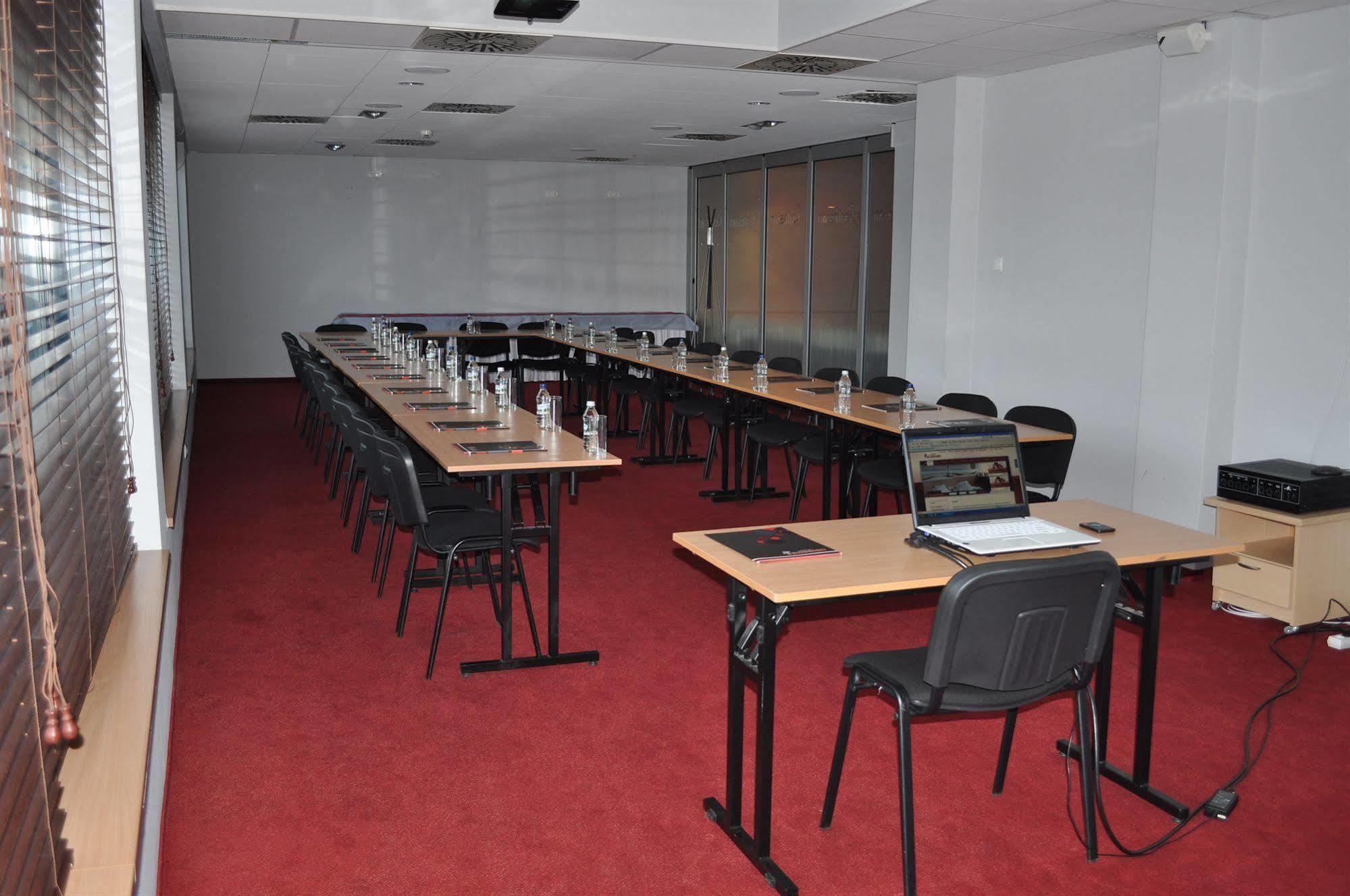 Economy Silesian Hotel Катовице Екстериор снимка