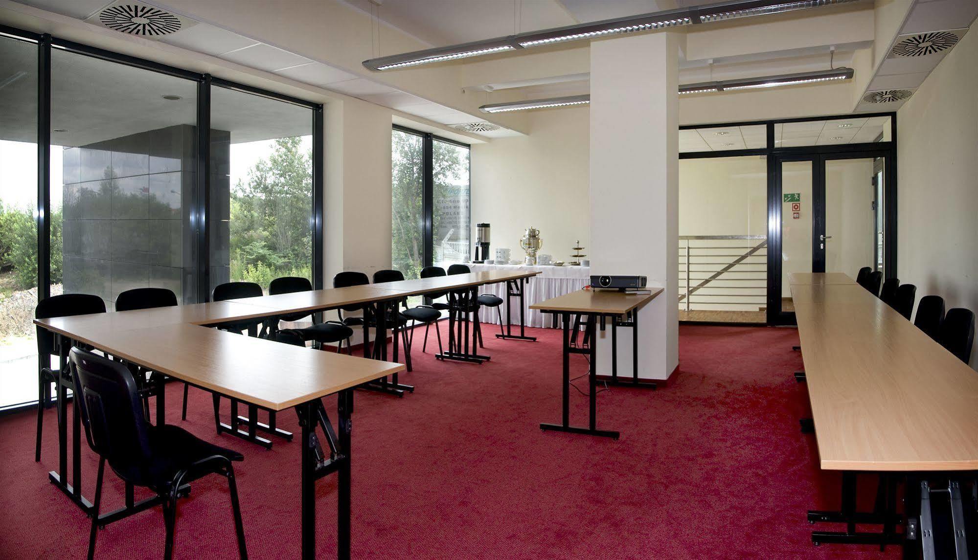 Economy Silesian Hotel Катовице Екстериор снимка
